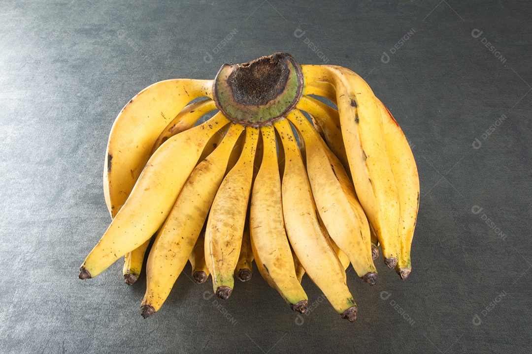 Cacho de Banana Da Terra, em português, uma das muitas variedades de banana consumidas no Brasil