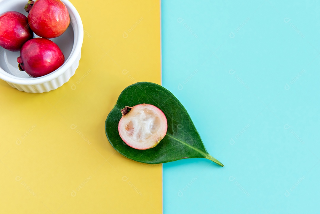 Goiaba de Cattley, fruta vermelha de Psidium Cattleyanum em background de madeira