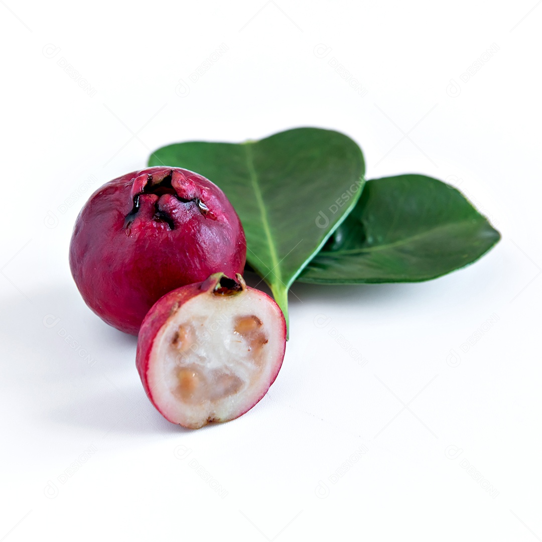 Goiaba de frutas Cattley, frutas vermelhas Psidium Cattleyanum no fundo branco