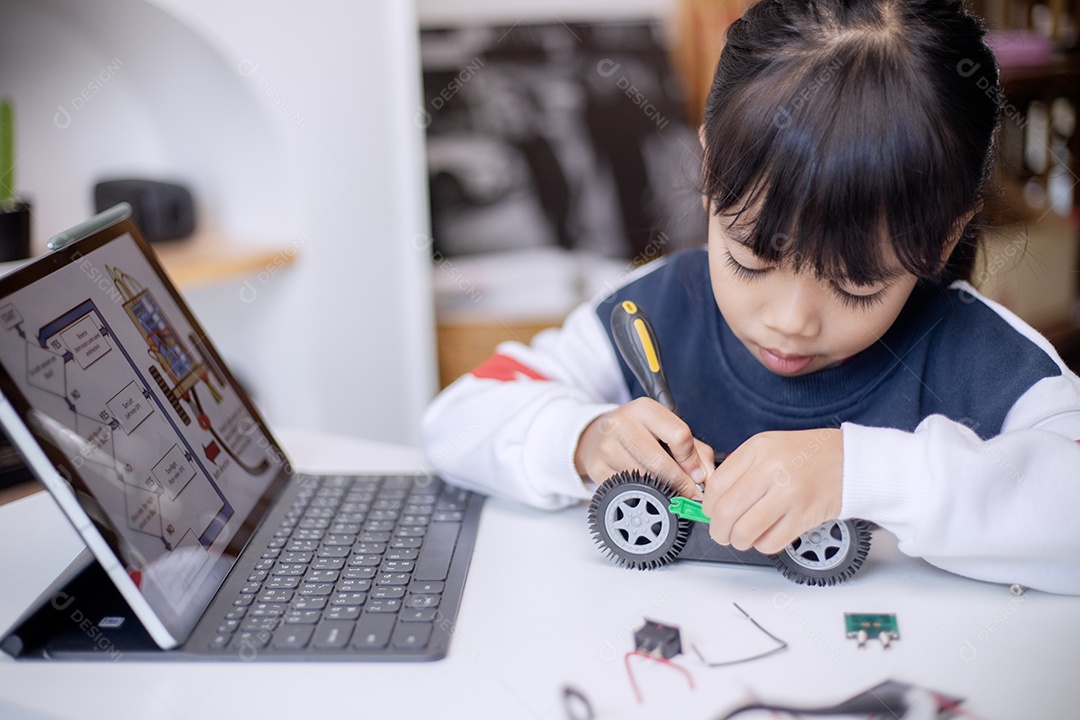 Estudantes da Ásia aprendem em casa na codificação de carros robôs e cabos de placas eletrônicas em STEM, STEAM, código de computador de tecnologia de engenharia matemática em robótica para o conceito de crianças