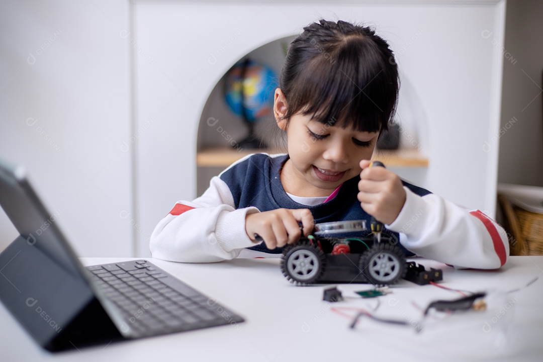Estudantes da Ásia aprendem em casa na codificação de carros robôs e cabos de placas eletrônicas em STEM, STEAM, código de computador de tecnologia de engenharia matemática em robótica para o conceito de crianças
