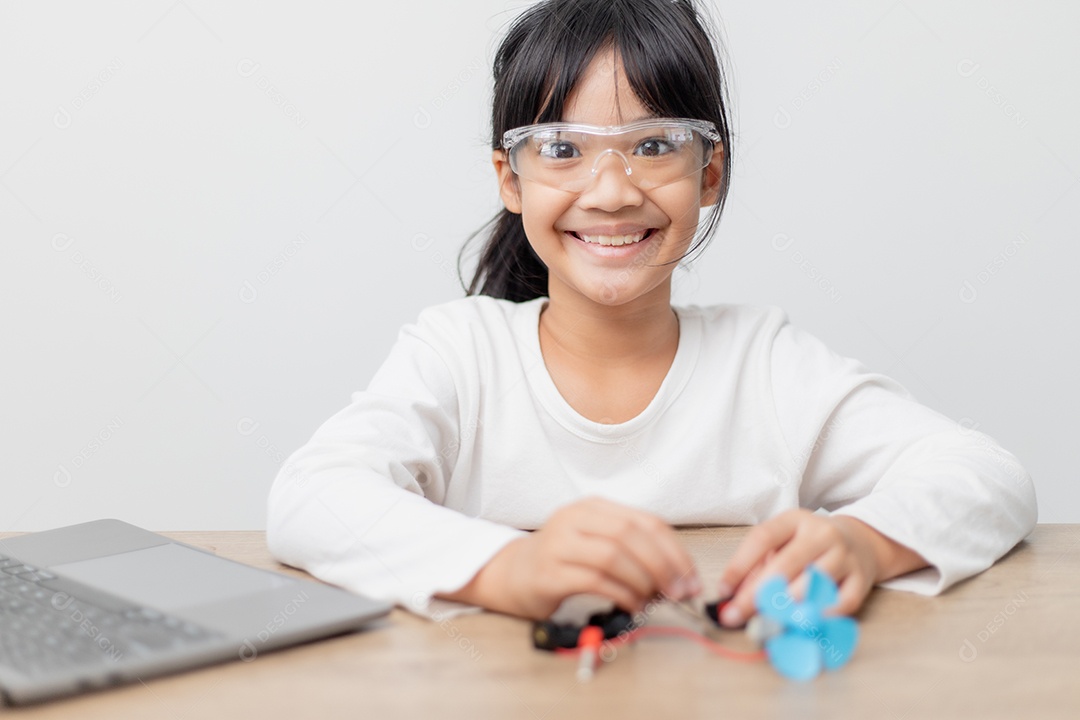 Estudante da Ásia aprendem em casa na codificação de carros robôs e cabos de placas eletrônicas em STEM, STEAM, código de computador de tecnologia de engenharia matemática em robótica para o conceito de crianças.