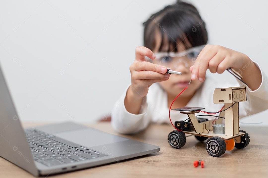 Estudante da Ásia aprendem em casa na codificação de carros robôs e cabos de placas eletrônicas em STEM, STEAM, código de computador de tecnologia de engenharia matemática em robótica para o conceito de crianças.