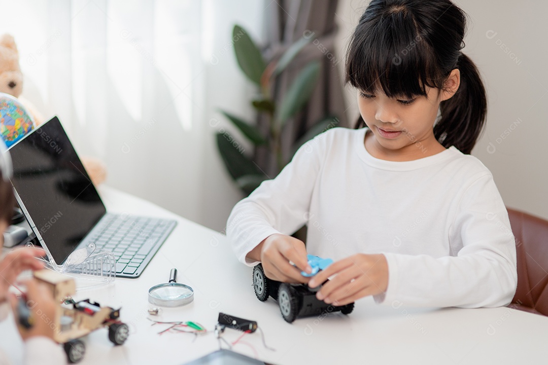 Estudante da Ásia aprendem em casa na codificação de carros robôs e cabos de placas eletrônicas em STEM, STEAM, código de computador de tecnologia de engenharia matemática em robótica para o conceito de crianças.