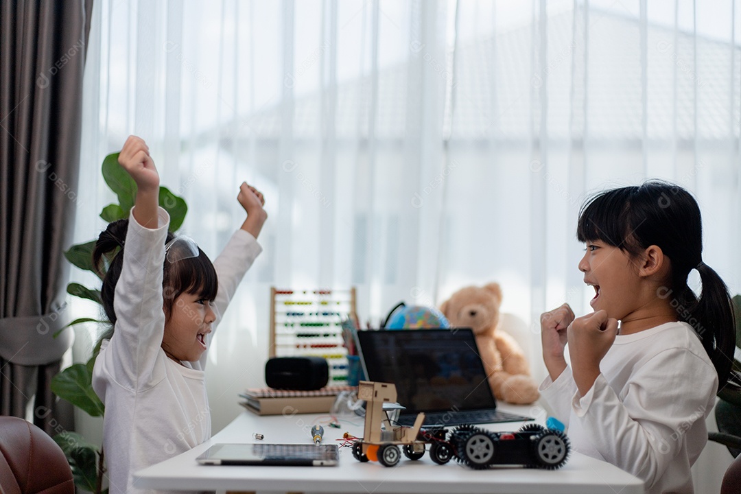 Estudantes da Ásia aprendem em casa na codificação de carros robôs e cabos de placas eletrônicas em STEM, STEAM, código de computador de tecnologia de engenharia matemática em robótica para o conceito de crianças.