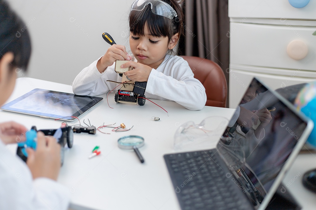 Estudantes da Ásia aprendem em casa na codificação de carros robôs e cabos de placas eletrônicas em STEM, STEAM, código de computador de tecnologia de engenharia matemática em robótica para o conceito de crianças.