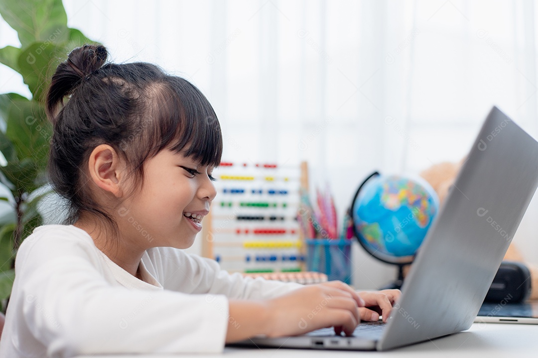 Aluna asiática fazendo sua lição de casa com tablet digital em casa. As crianças usam aparelhos para estudar. Educação e ensino a distância para crianças. Educação domiciliar durante a quarentena. Ficar em casa