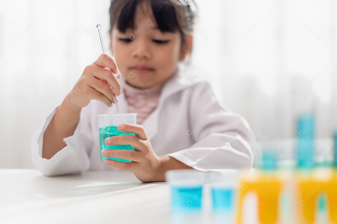 educação, ciência, química e conceito de crianças - crianças ou estudantes com tubo de ensaio fazendo experimento no laboratório da escola