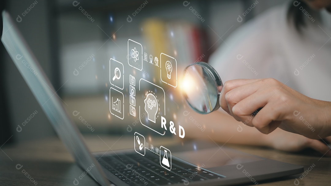 Mão tocando no ícone de cinco estrelas e sorriso feliz para o serviço de satisfação de avaliação de feedback, experiência de atendimento ao cliente e pesquisa de satisfação comercial.