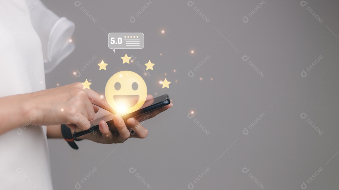 Mão tocando no ícone de cinco estrelas e sorriso feliz para o serviço de satisfação de avaliação de feedback, experiência de atendimento ao cliente e pesquisa de satisfação comercial.