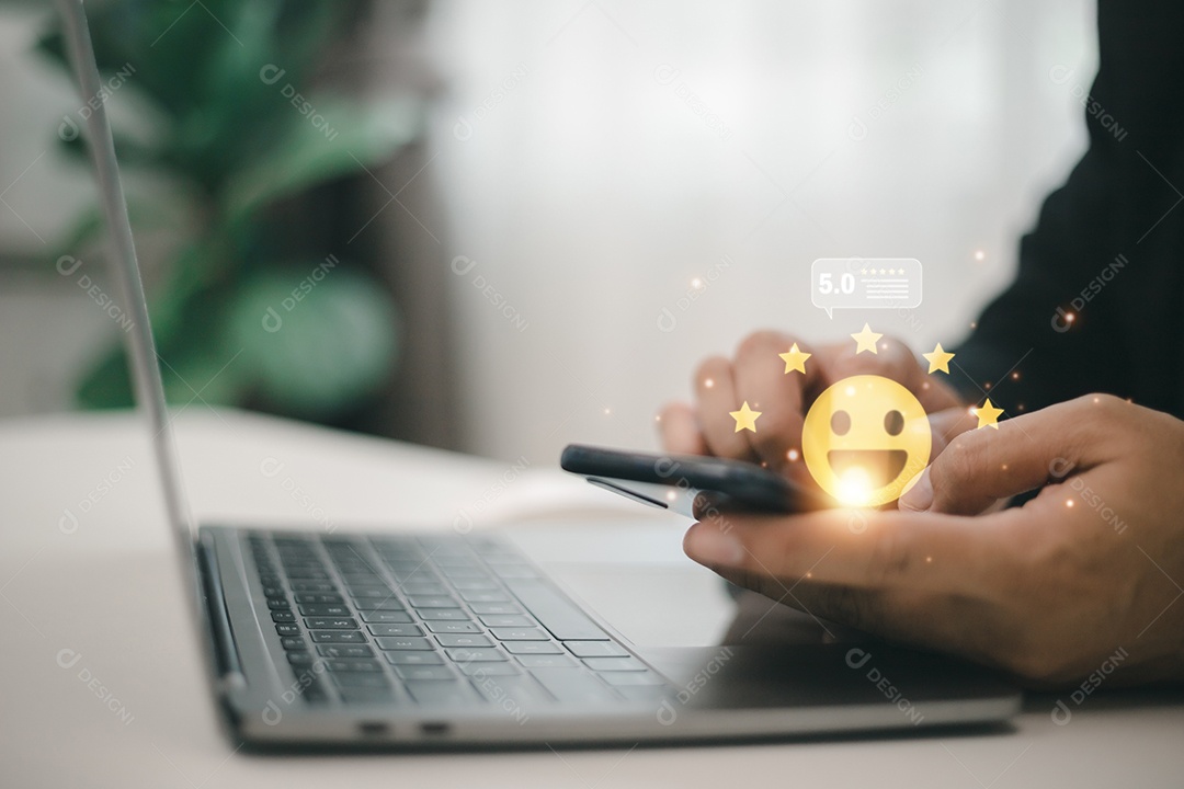 Mão tocando no ícone de cinco estrelas e sorriso feliz para o serviço de satisfação de avaliação de feedback, experiência de atendimento ao cliente e pesquisa de satisfação comercial.