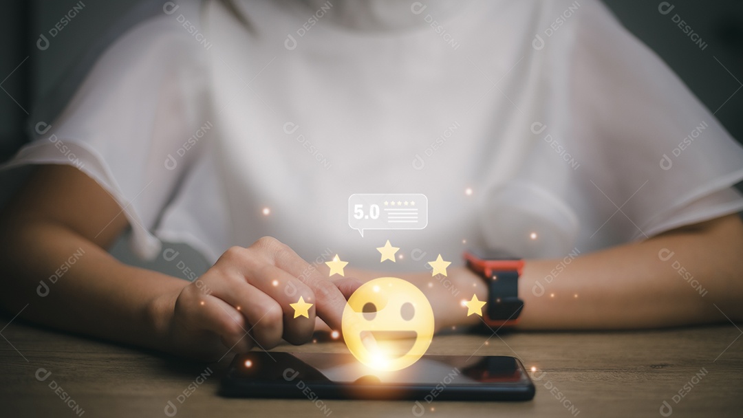 Mão tocando no ícone de cinco estrelas e sorriso feliz para o serviço de satisfação de avaliação de feedback, experiência de atendimento ao cliente e pesquisa de satisfação comercial.
