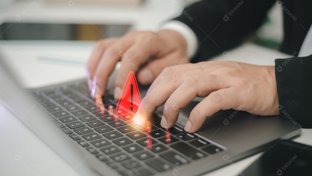 Conceito de manutenção de erro de notificação de computador. programador ou desenvolvedor usando um laptop de computador com um aviso de problema de sinal vermelho de exclamação de triângulo cuidado.