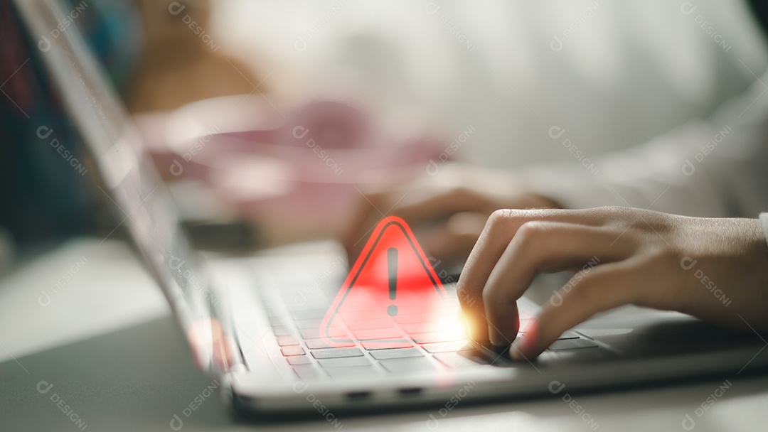 Conceito de manutenção de erro de notificação de computador. programador ou desenvolvedor usando um laptop de computador com um aviso de problema de sinal vermelho de exclamação de triângulo cuidado.