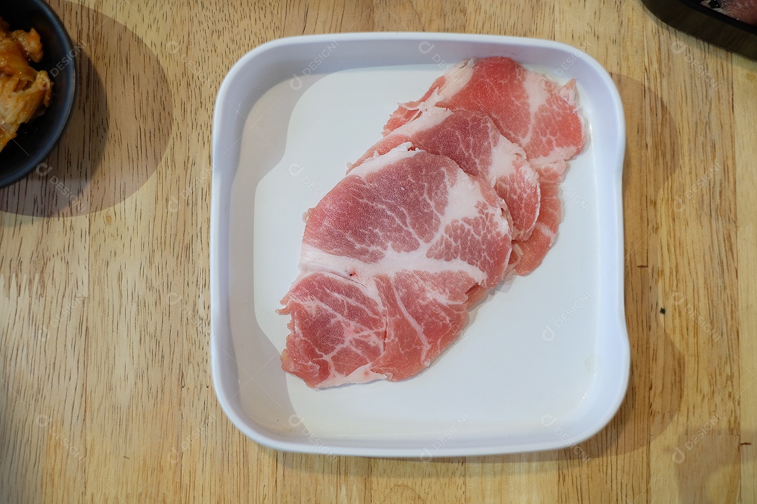 porção de lombo de porco sobre prato branco