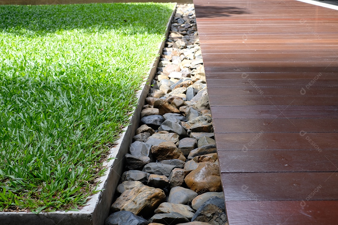 gramado de uma casa grande bonita