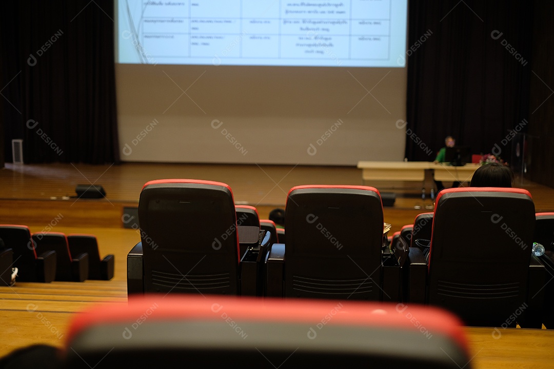 auditório grande com telão