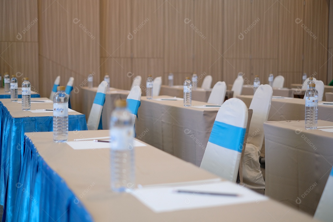 mesas prontas de reuniões preparadas