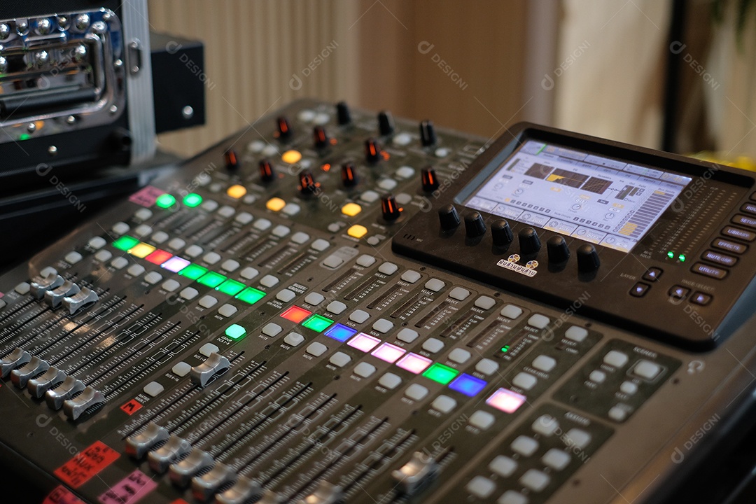 Mixer de som na mesa na estação de rádio