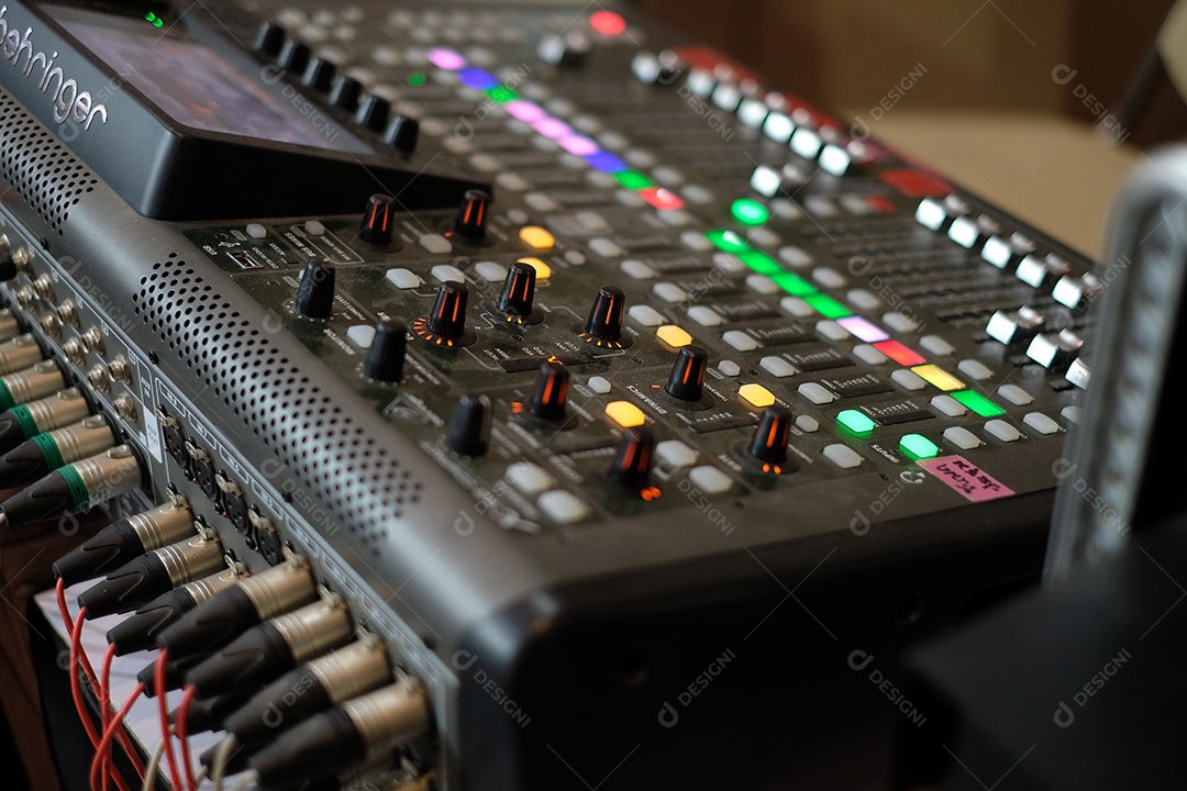 Mixer de som na mesa na estação de rádio