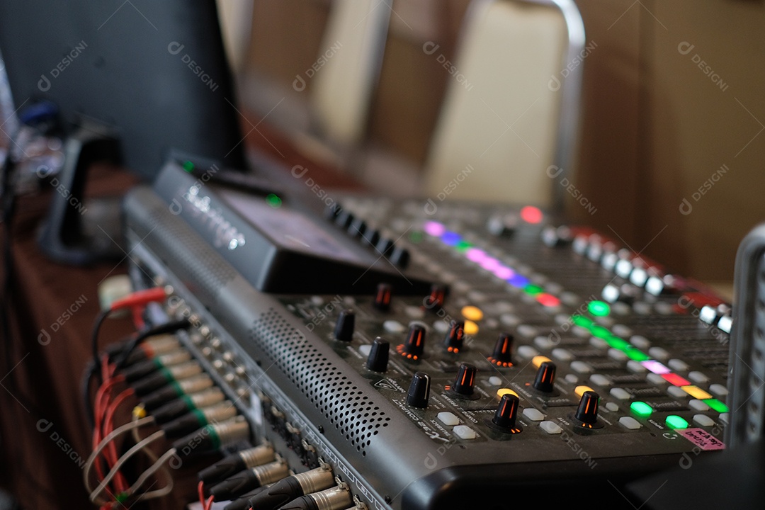 Mixer de som na mesa na estação de rádio