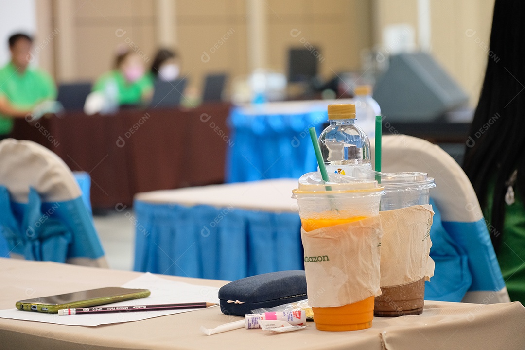 Copos de bebidas sobre uma mesa