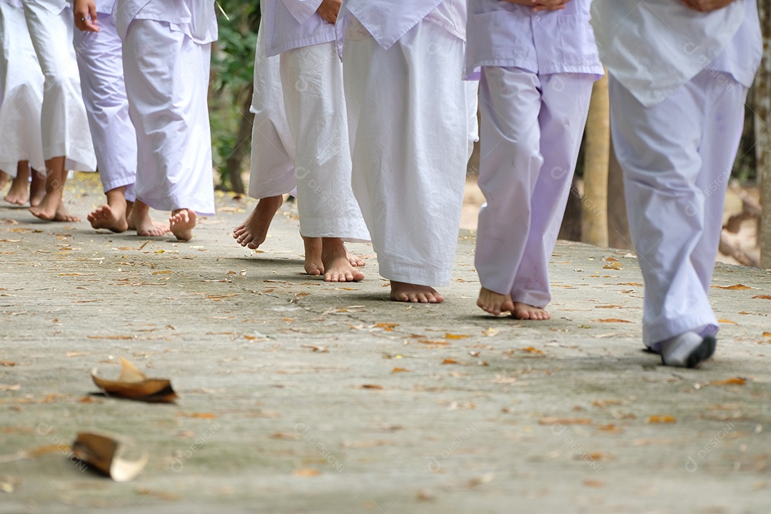 Pessoas usando trajes de roupas de batismo