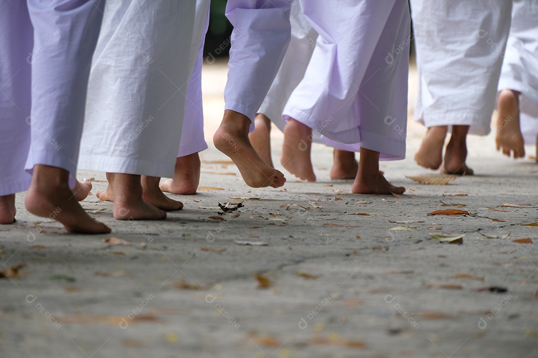 Pessoas usando trajes de roupas de batismo