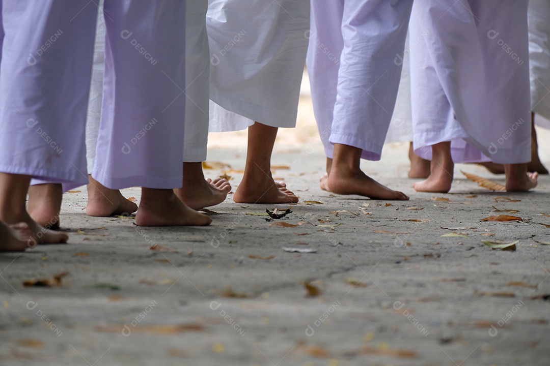 Pessoas usando trajes de roupas de batismo