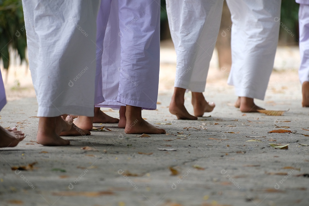 Pessoas usando trajes de roupas de batismo