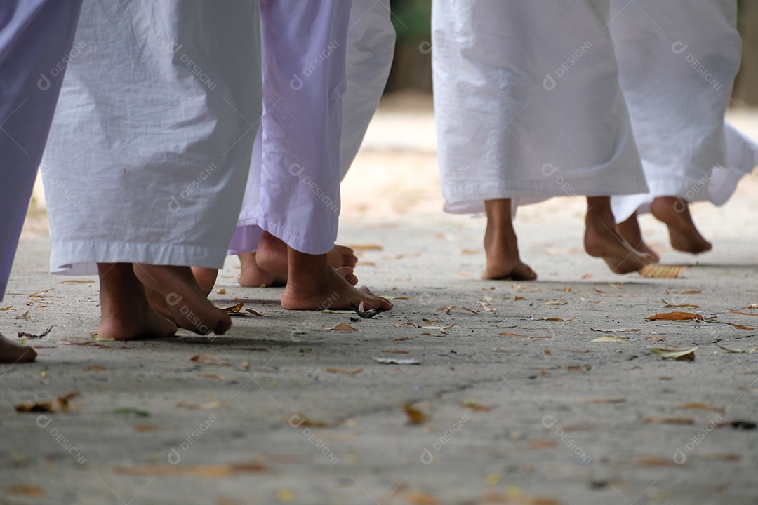 Pessoas usando trajes de roupas de batismo