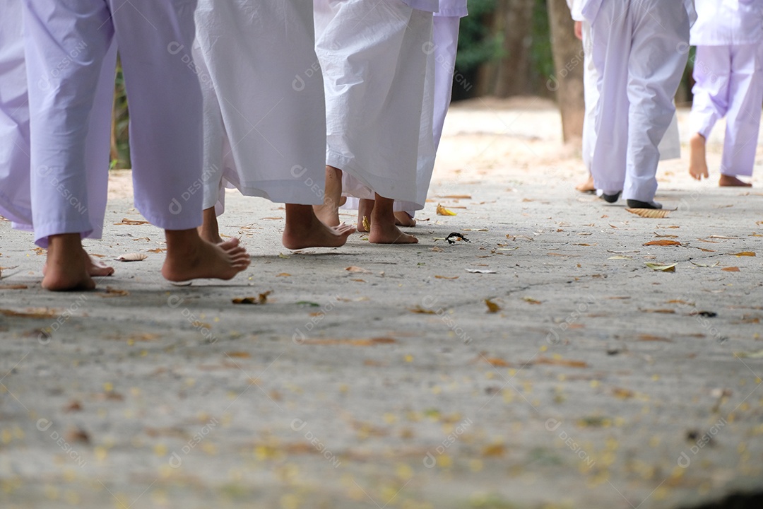 Pessoas usando trajes de roupas de batismo