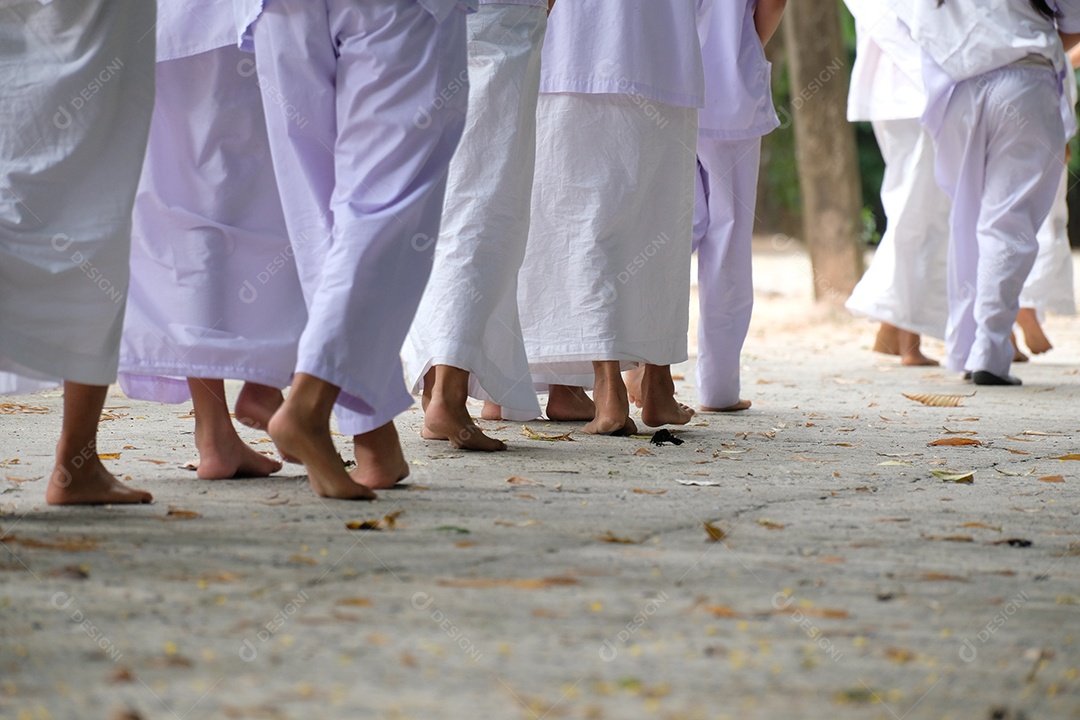Pessoas usando trajes de roupas de batismo