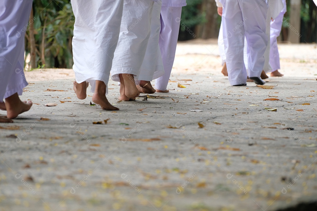 Pessoas usando trajes de roupas de batismo
