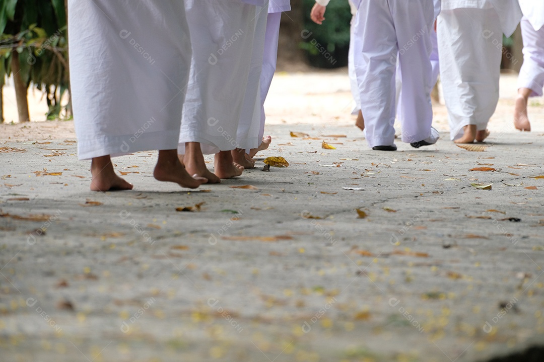 Pessoas usando trajes de roupas de batismo