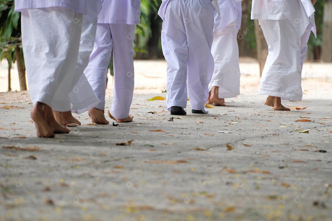 Pessoas usando trajes de roupas de batismo