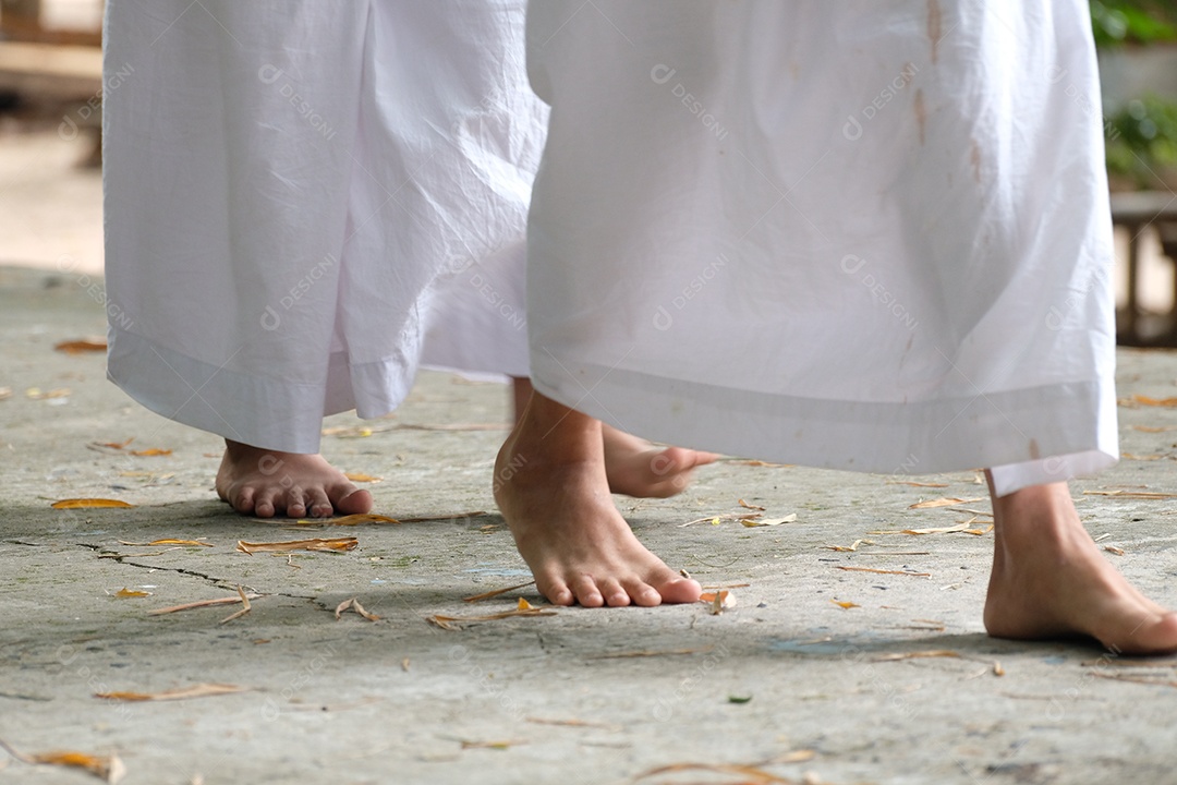 Pessoas usando trajes de roupas de batismo