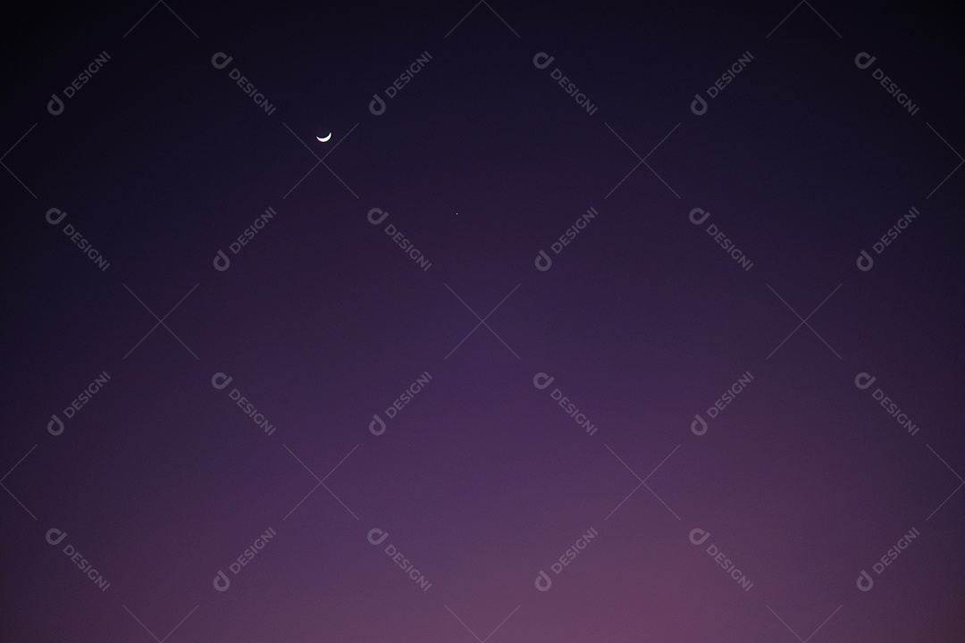céu a noite sem estrelas lua