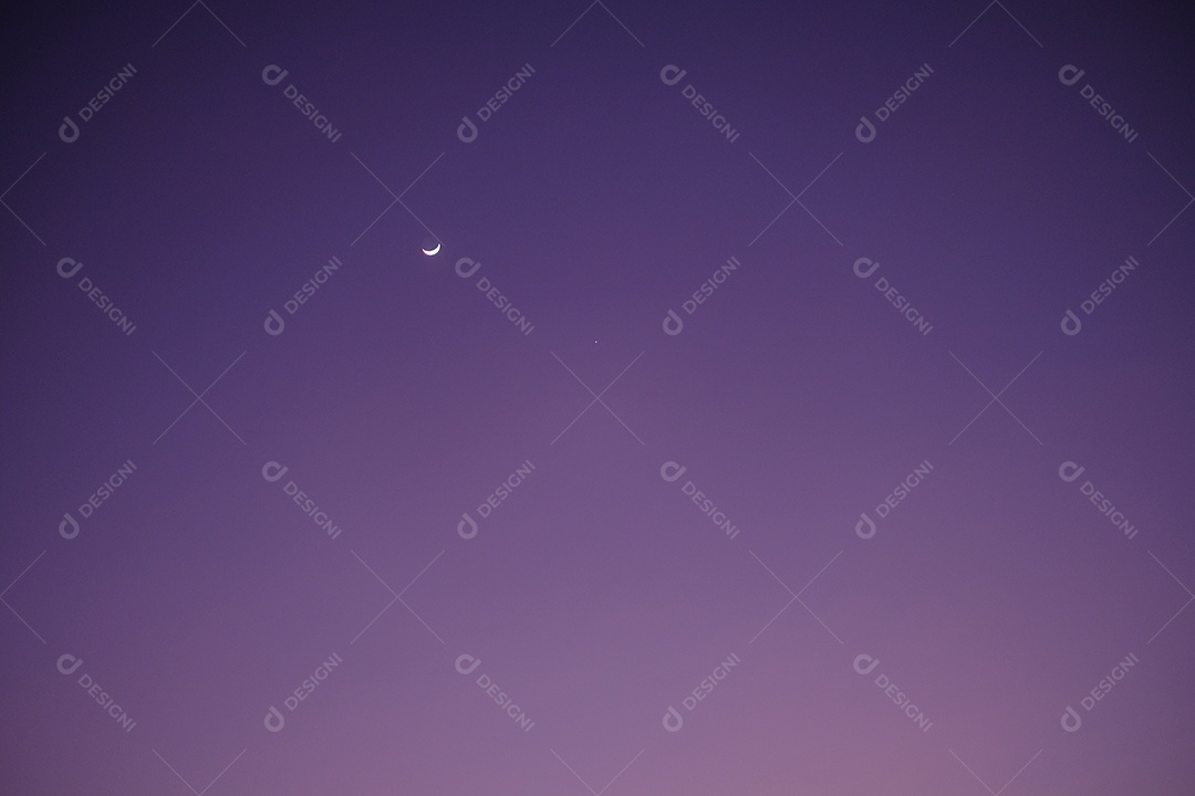 céu a noite sem estrelas lua