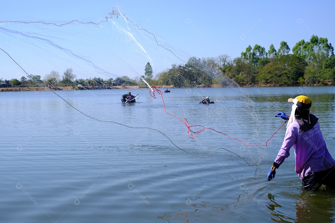 pescador jogando rede de pesca no rio