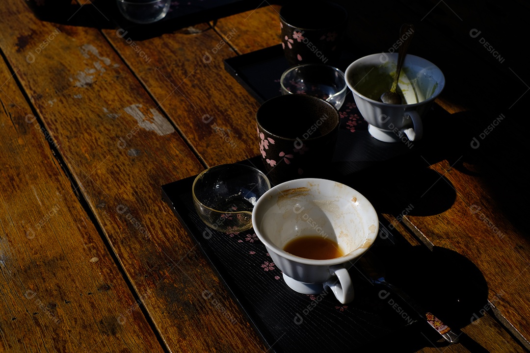 xicaras de café sobre mesa de madeira