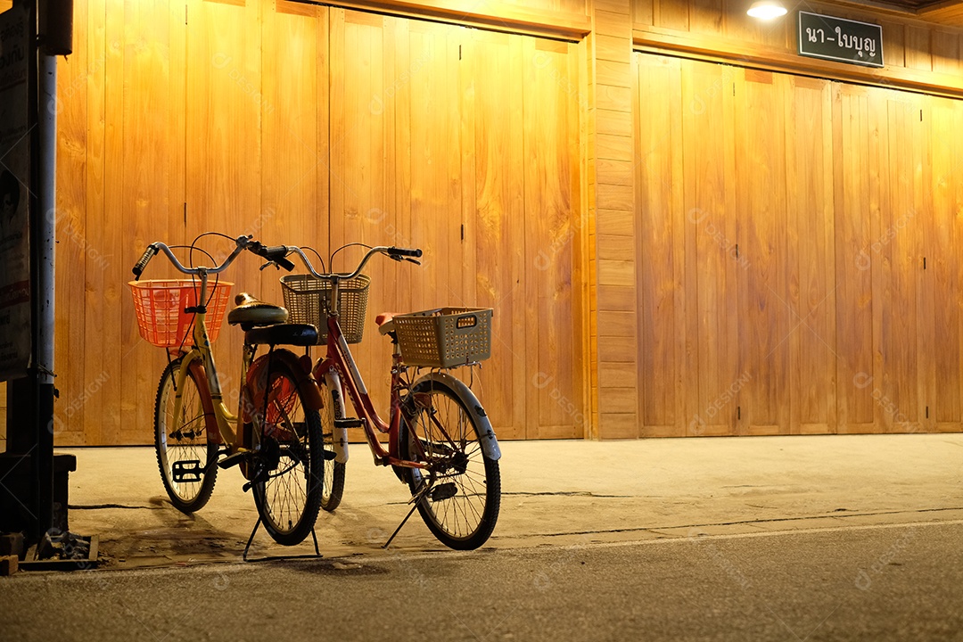 duas bicicletas estacionadas na rua
