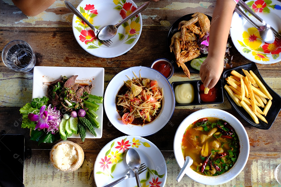 Mesa de madeira comida sobre uma arranjo