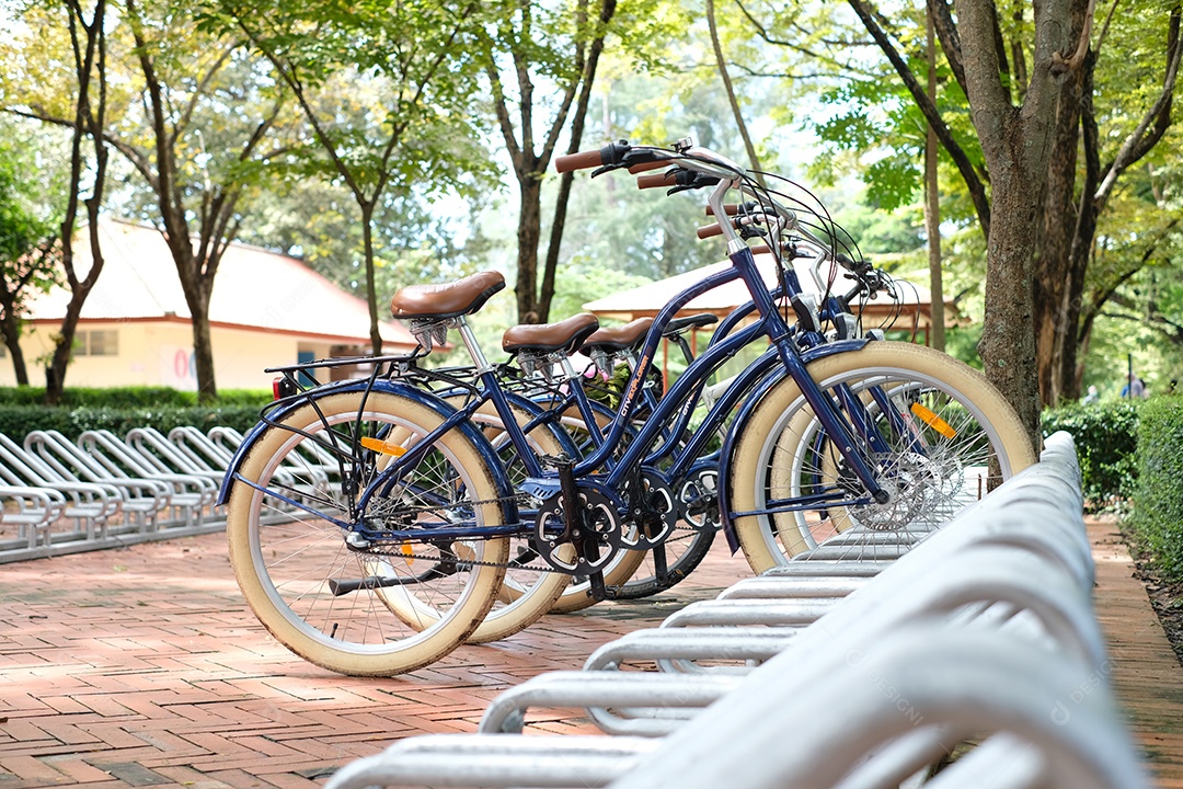 Bicicletas sobre uma praça