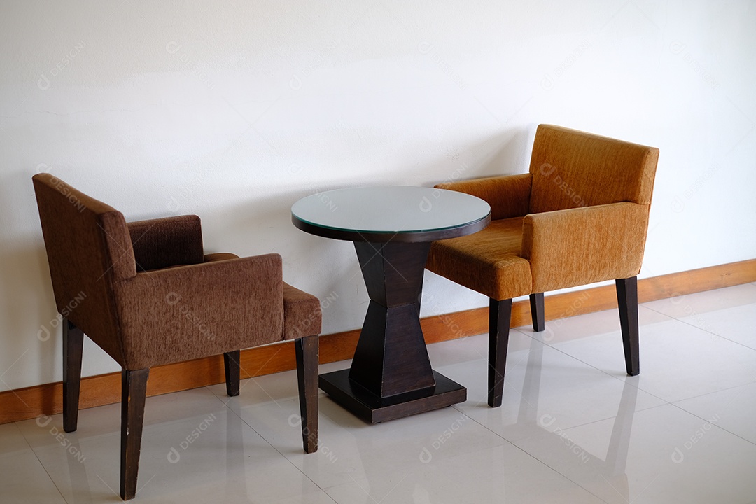 Cadeiras ao redor de uma mesa