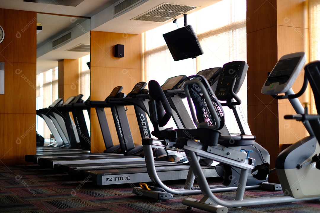 Esteiras sobre vazias sobre academia