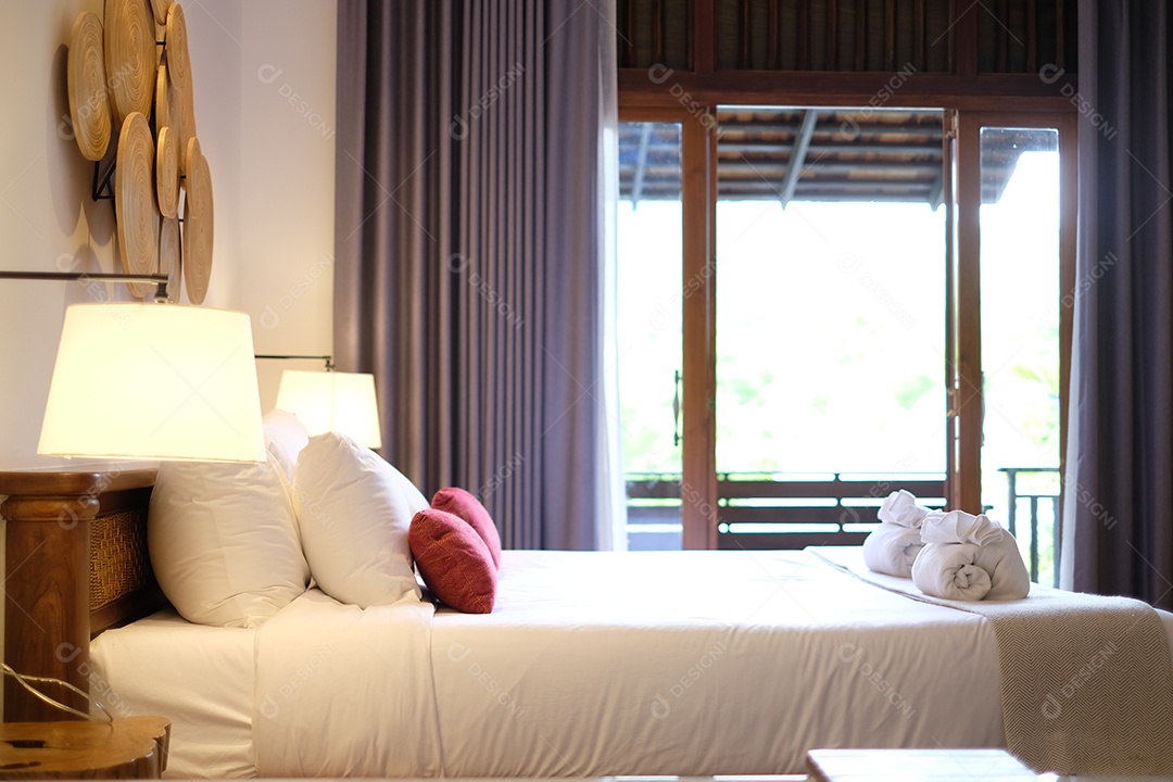 quarto de hotel cama posta com sacada com vista bonita