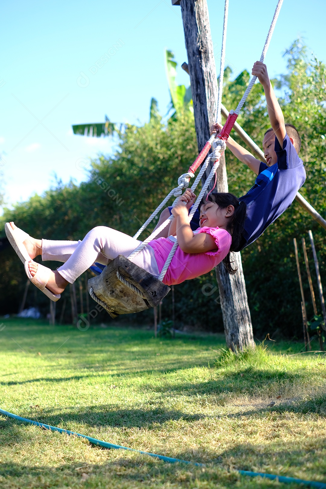 crianças brincando no balanço do parque