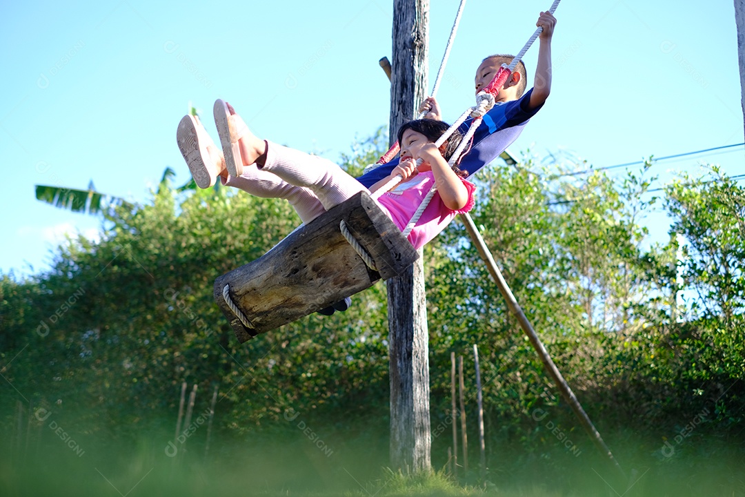 crianças brincando no balanço do parque