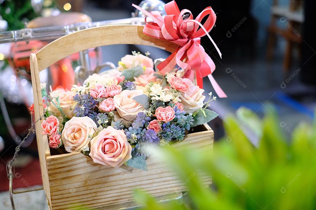 vaso de flores coloridas com laço